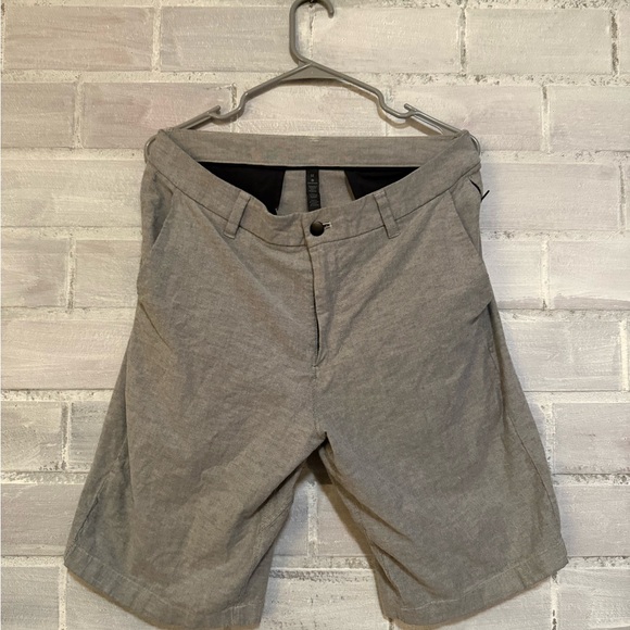 lululemon athletica Men's Light Gray Shorts - Picture 1 of 3